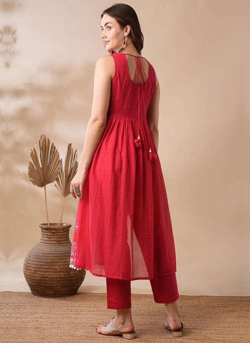 جلو باص طقم كورتا وبنطلون نسائي مطرز بالزهور بكسرات وفتحة جانبية وحافة بوم بوم بتصميم - للمناسبات - Image 4